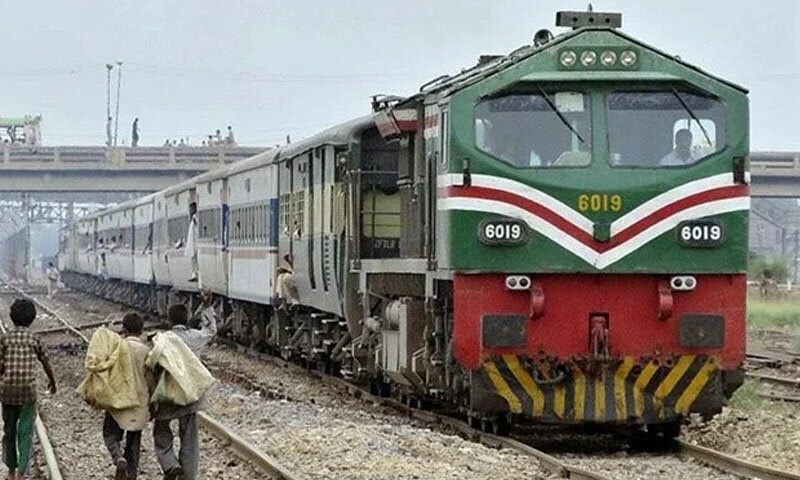 دہی خریدنے کے لیے ٹرین روکنے والے ڈرائیور اور معاون (latest news)معطل